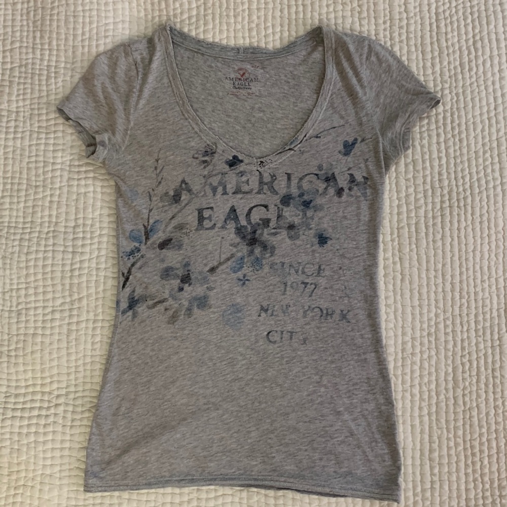 American Eagle Outfitter graphic heather grey short sleeve v neck t-shirt small